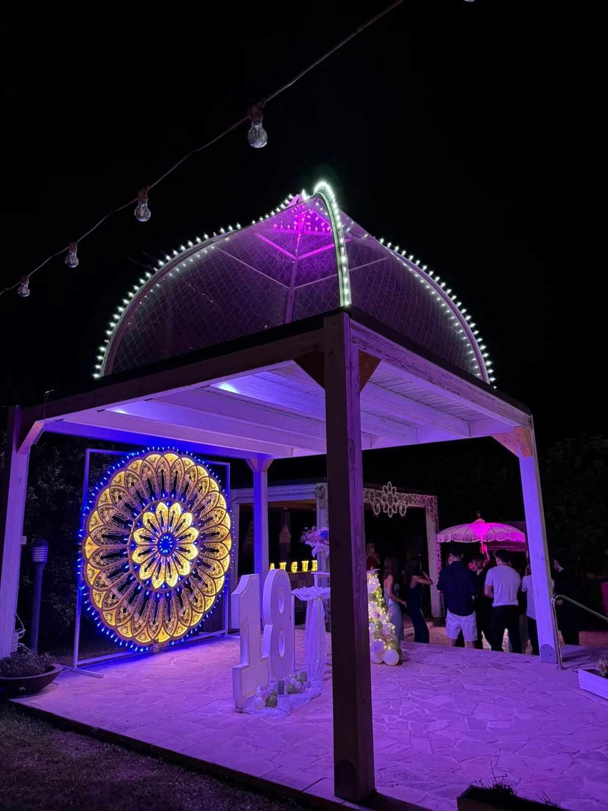 Taglio della torta con cassa armonica, rosone luminoso e luminarie a Villa Petruse