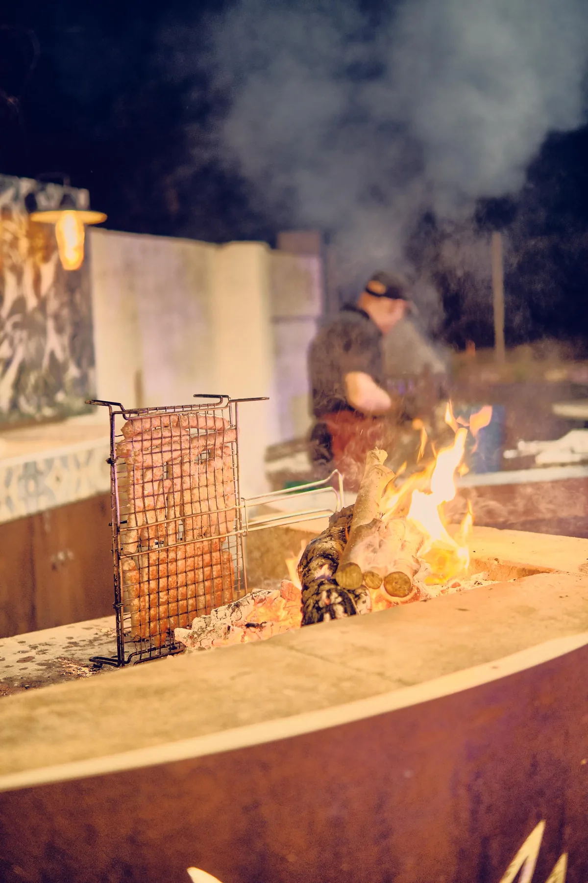 Barbecue zone con fuoco vivo per grigliate e aperitivi