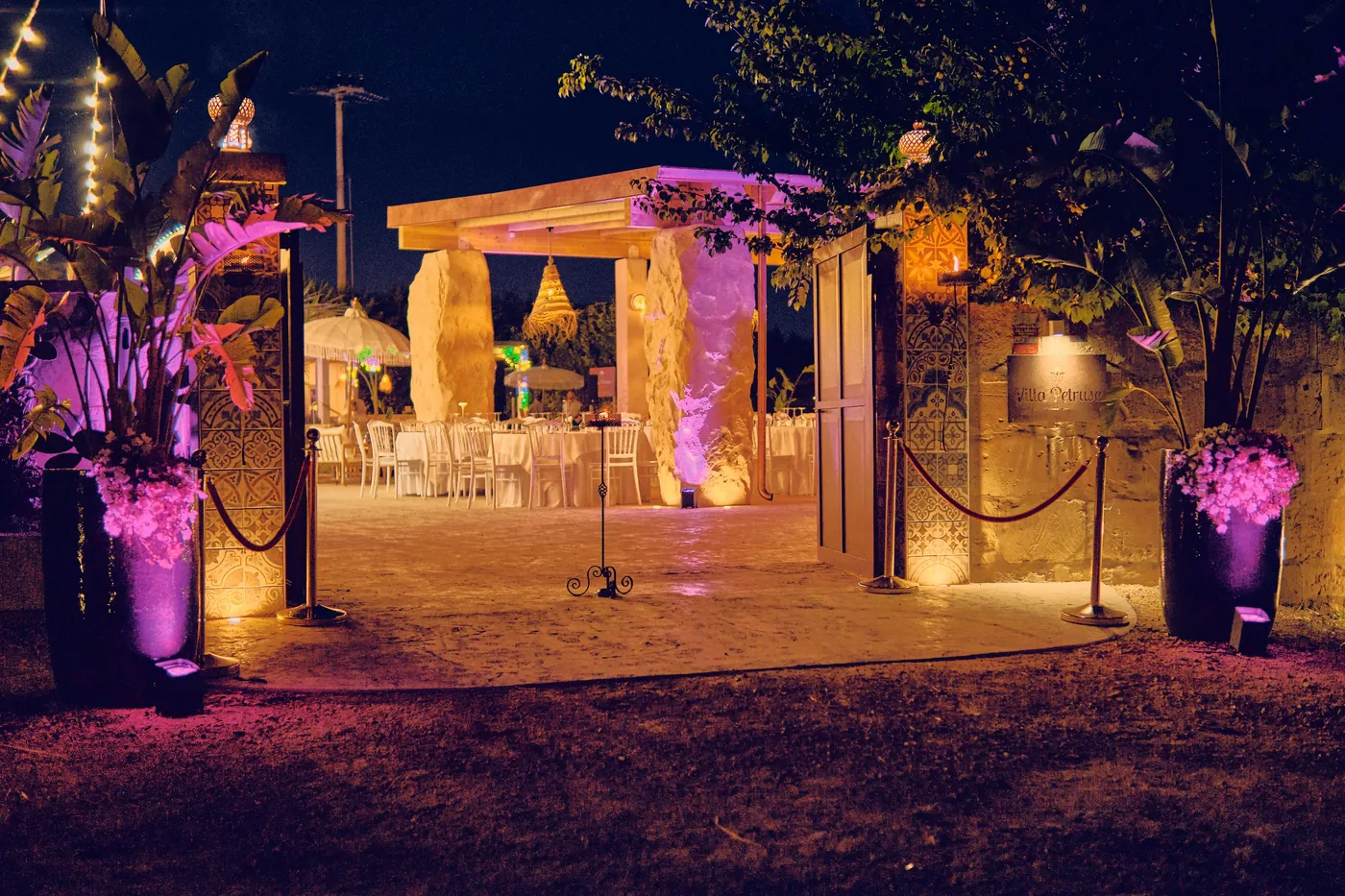Ingresso illuminato di Villa Petruse per evento serale