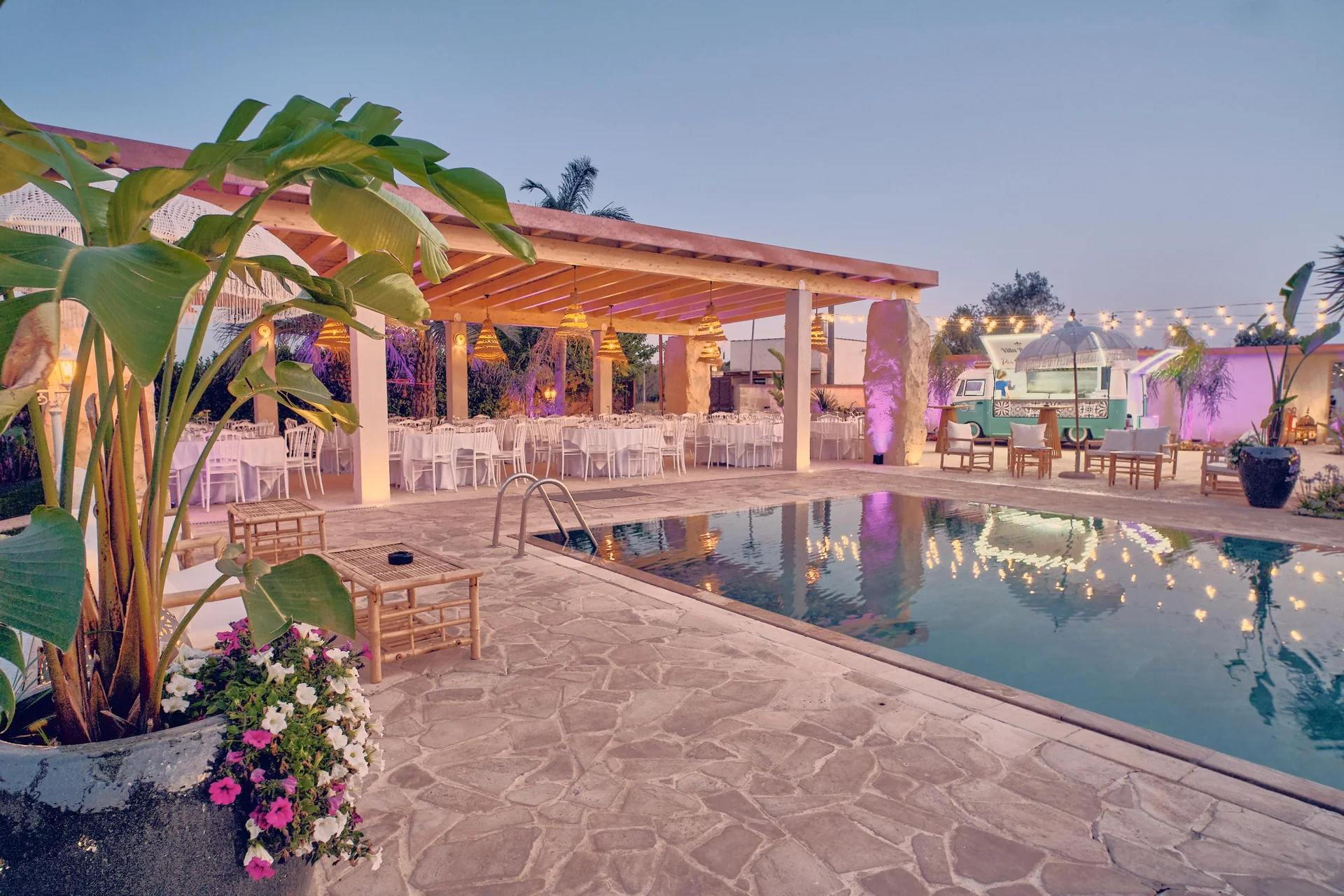 Panoramica di Villa Petruse con piscina, pergolato e carrettino vintage per eventi nel Salento